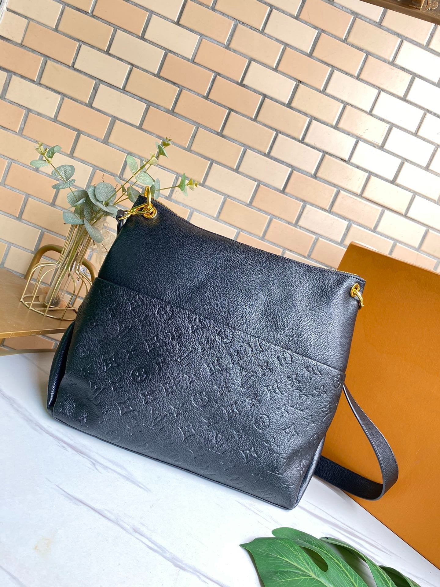 SAC HOBO MAIDA 33 CM EN CUIR DE VACHE GRAINÉ AVEC MONOGRAMME NOIR EN RESINE 