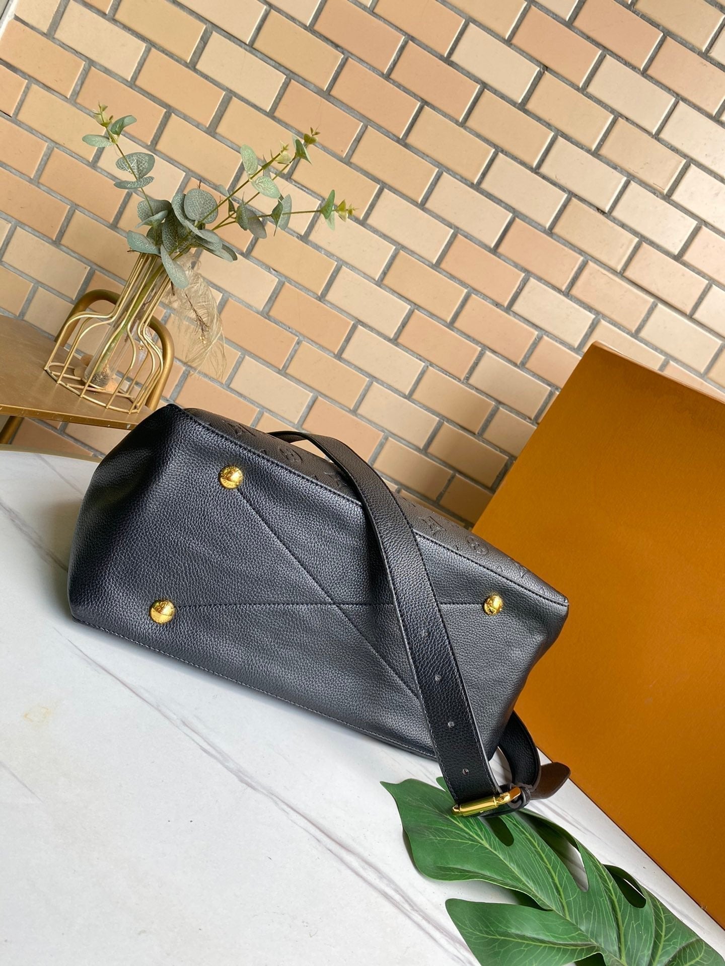 SAC HOBO MAIDA 33 CM EN CUIR DE VACHE GRAINÉ AVEC MONOGRAMME NOIR EN RESINE 