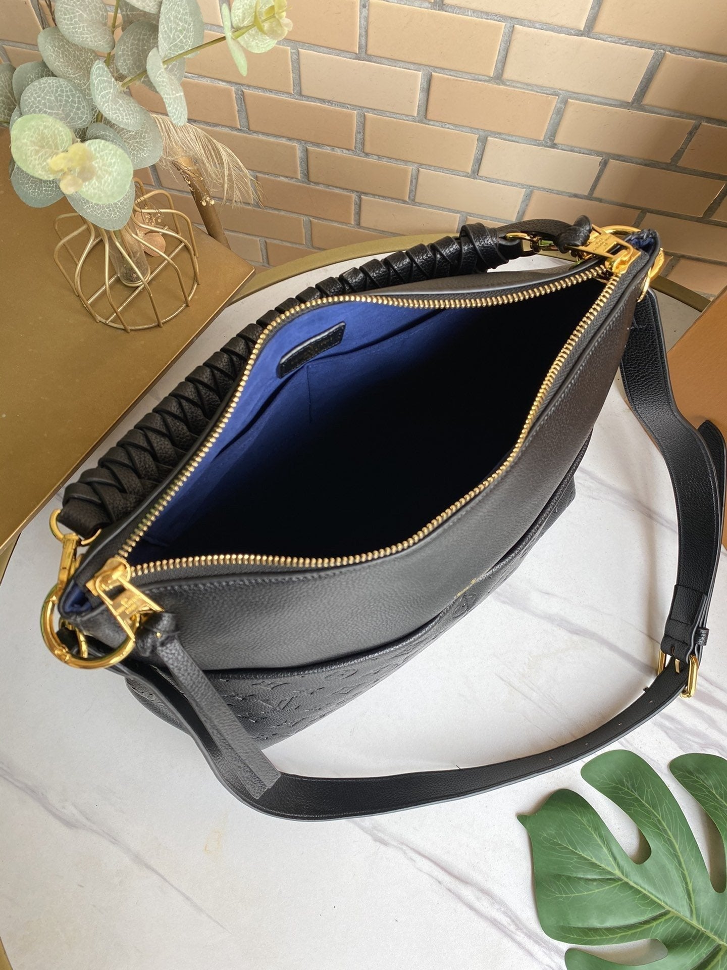 SAC HOBO MAIDA 33 CM EN CUIR DE VACHE GRAINÉ AVEC MONOGRAMME NOIR EN RESINE 
