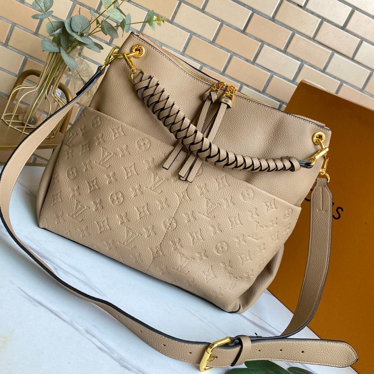 SAC HOBO MAIDA 33 CM EN CUIR DE VACHE GRAINÉ AVEC MONOGRAMME BEIGE EN RELIEF 