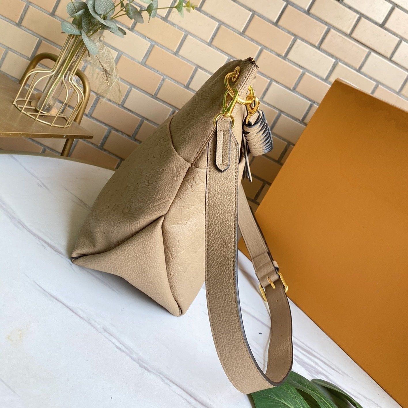SAC HOBO MAIDA 33 CM EN CUIR DE VACHE GRAINÉ AVEC MONOGRAMME BEIGE EN RELIEF 