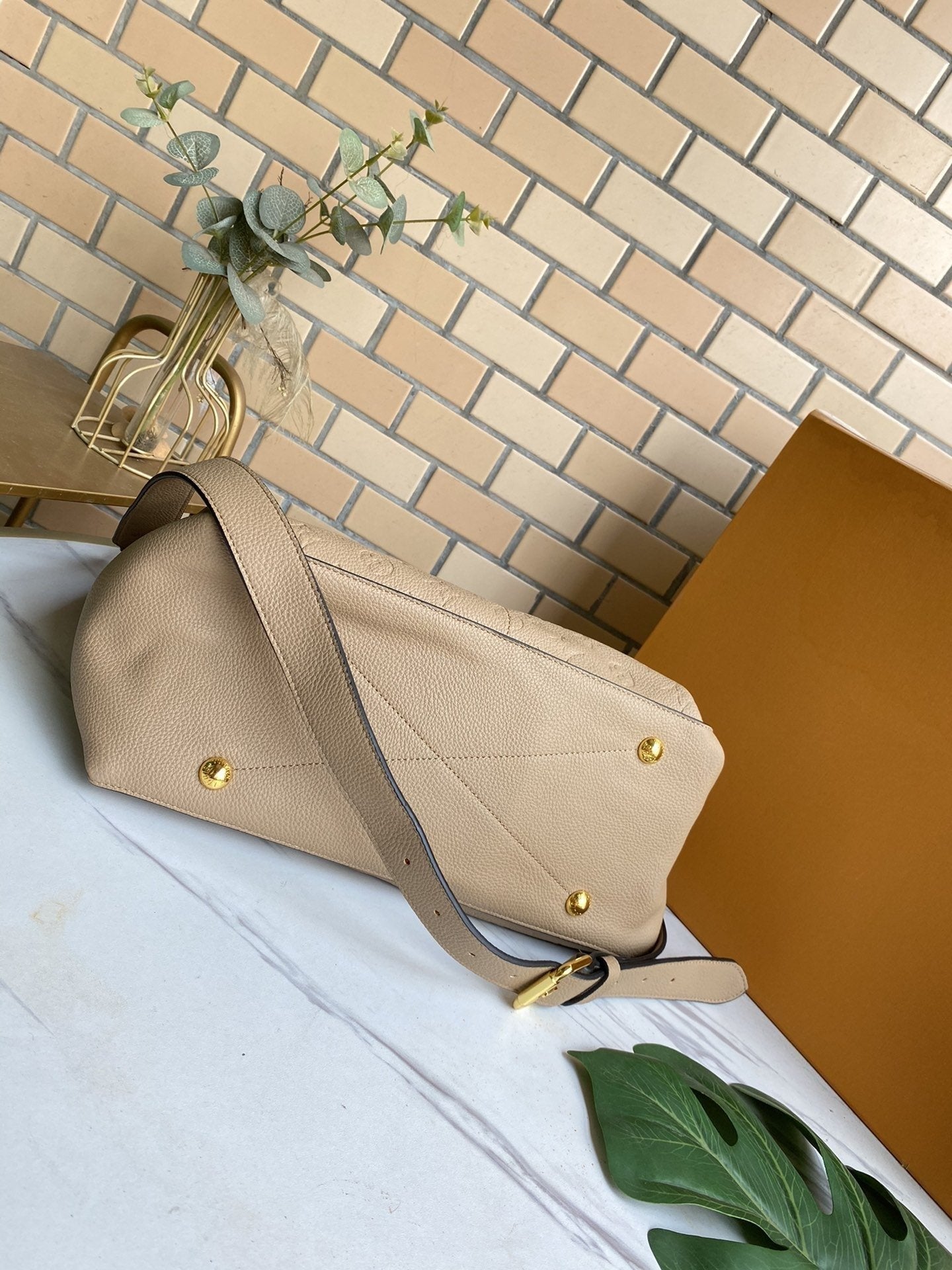 SAC HOBO MAIDA 33 CM EN CUIR DE VACHE GRAINÉ AVEC MONOGRAMME BEIGE EN RELIEF 