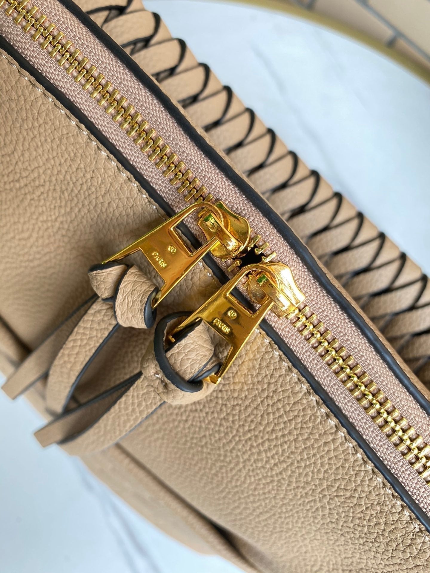 SAC HOBO MAIDA 33 CM EN CUIR DE VACHE GRAINÉ AVEC MONOGRAMME BEIGE EN RELIEF 