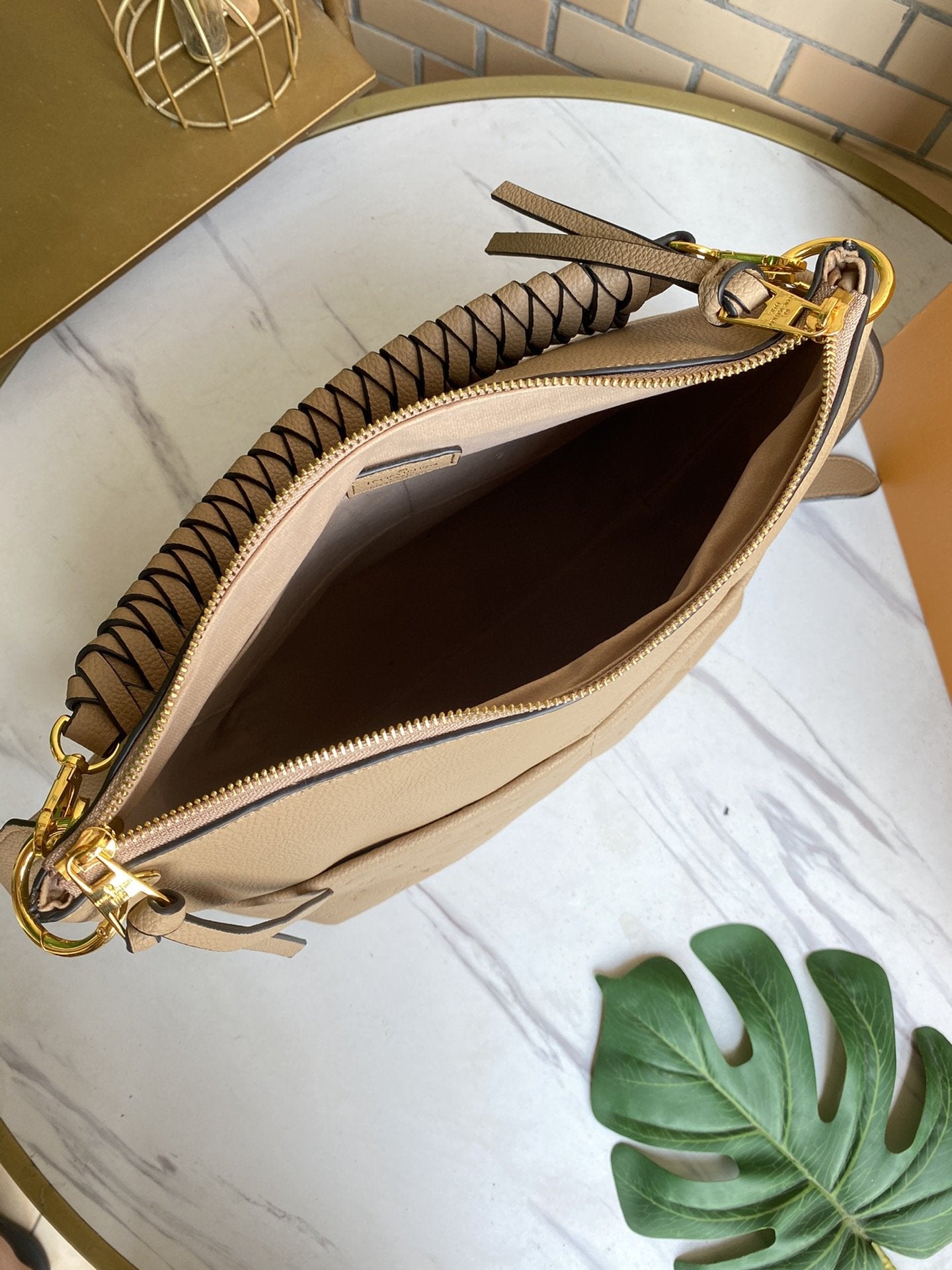 SAC HOBO MAIDA 33 CM EN CUIR DE VACHE GRAINÉ AVEC MONOGRAMME BEIGE EN RELIEF 
