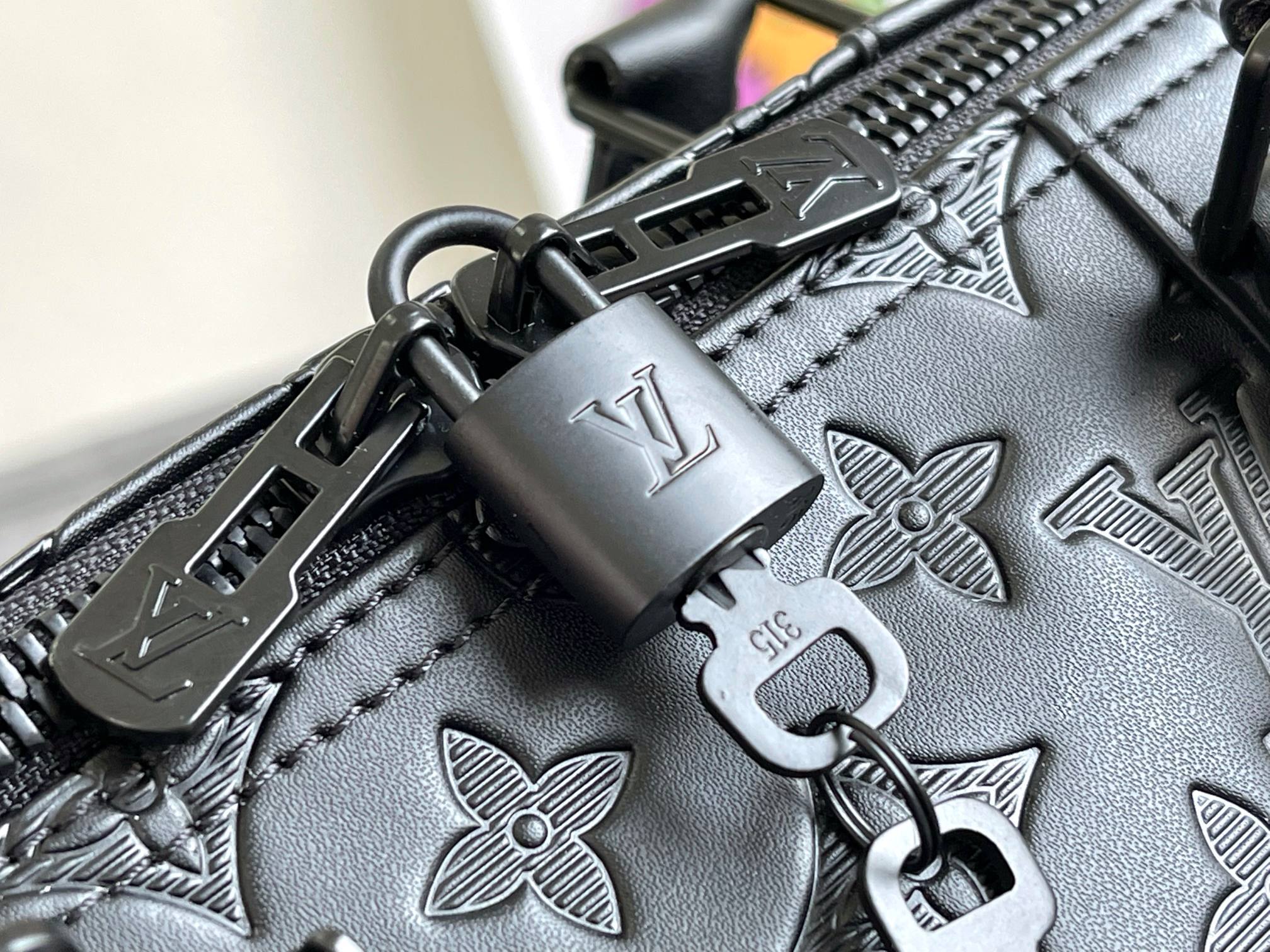KEEPALL 50 BANDOULIERE CUIR EMPREINTE NOIR