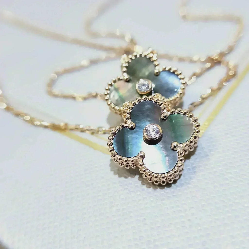 COLLIER CLOVER 15 MM DIAMANTS ET NACRE GRISE