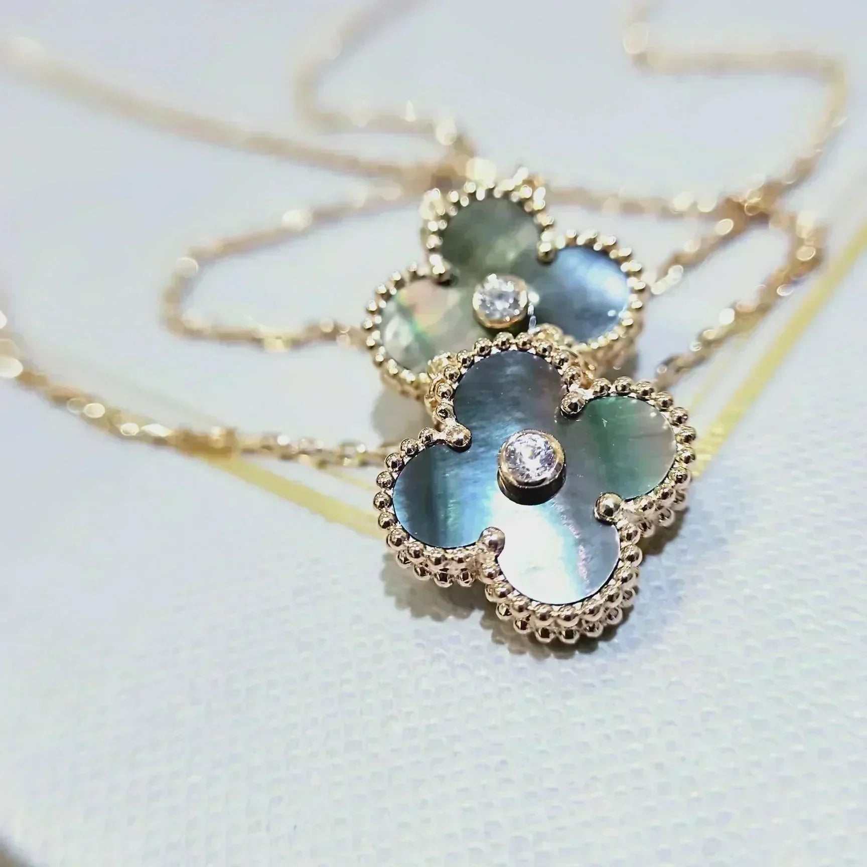 COLLIER CLOVER 15 MM DIAMANTS ET NACRE GRISE