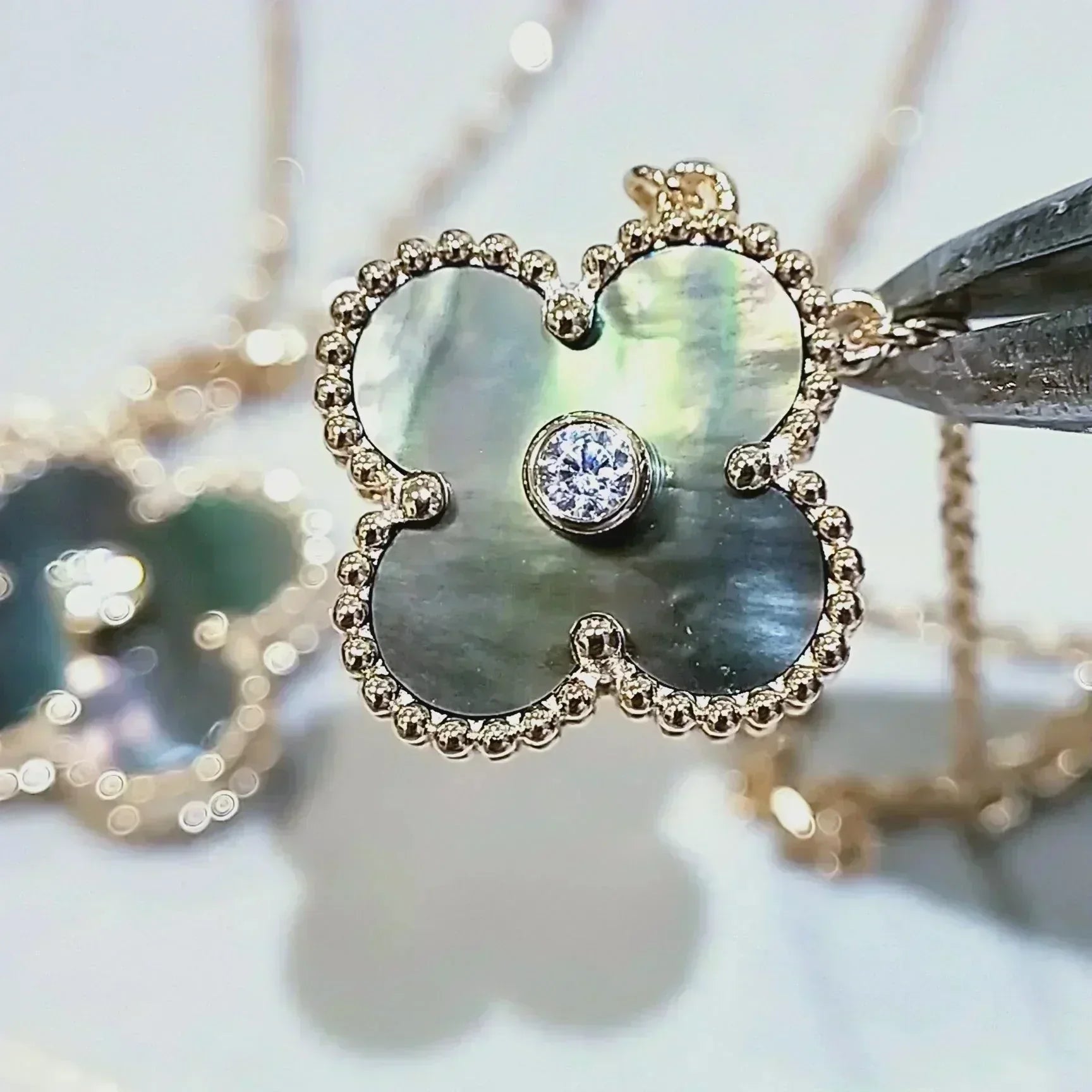 COLLIER CLOVER 15 MM DIAMANTS ET NACRE GRISE