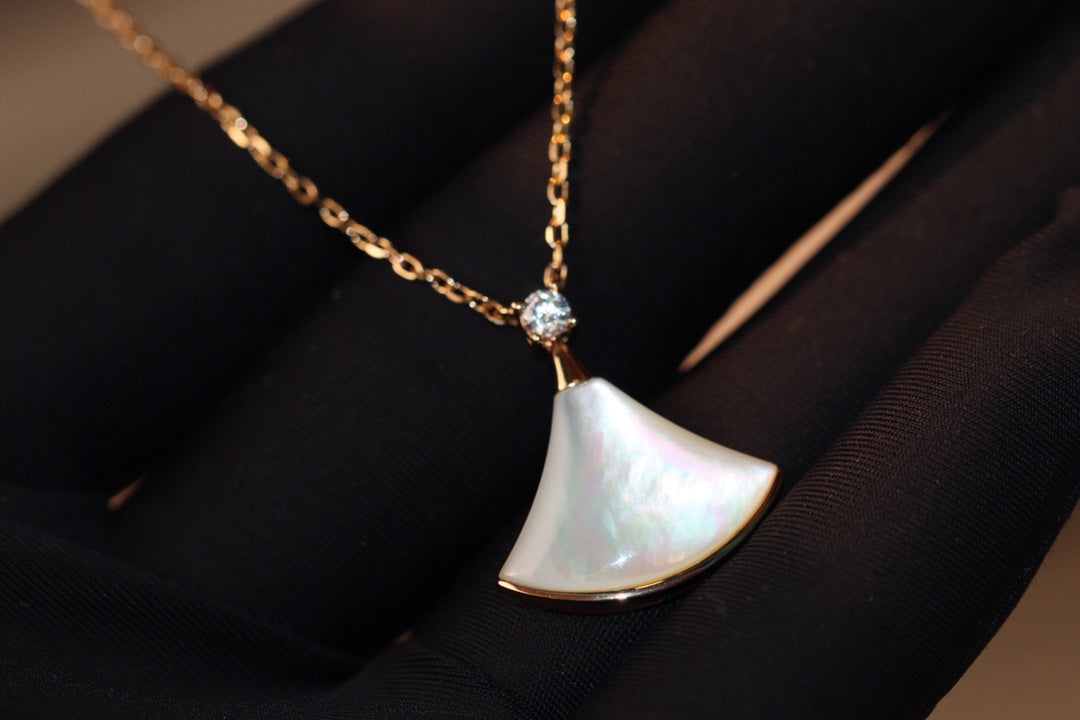 DREAM NECKLACE WHITE MOP ROSE GOLD 1 DIAMOND