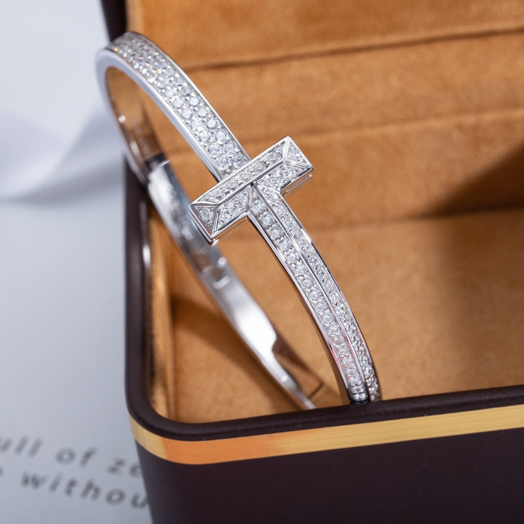 BRACELET LARGE À CHARNIÈRE EN ARGENT AVEC DIAMANTS