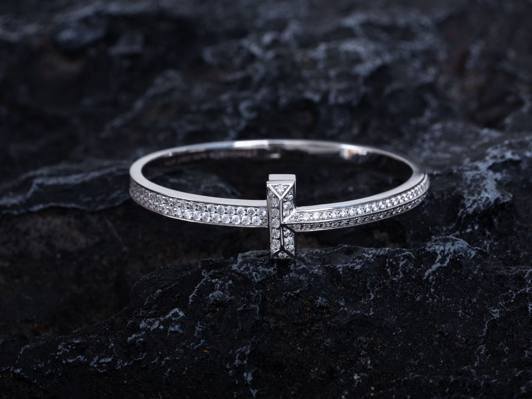 BRACELET LARGE À CHARNIÈRE EN ARGENT AVEC DIAMANTS