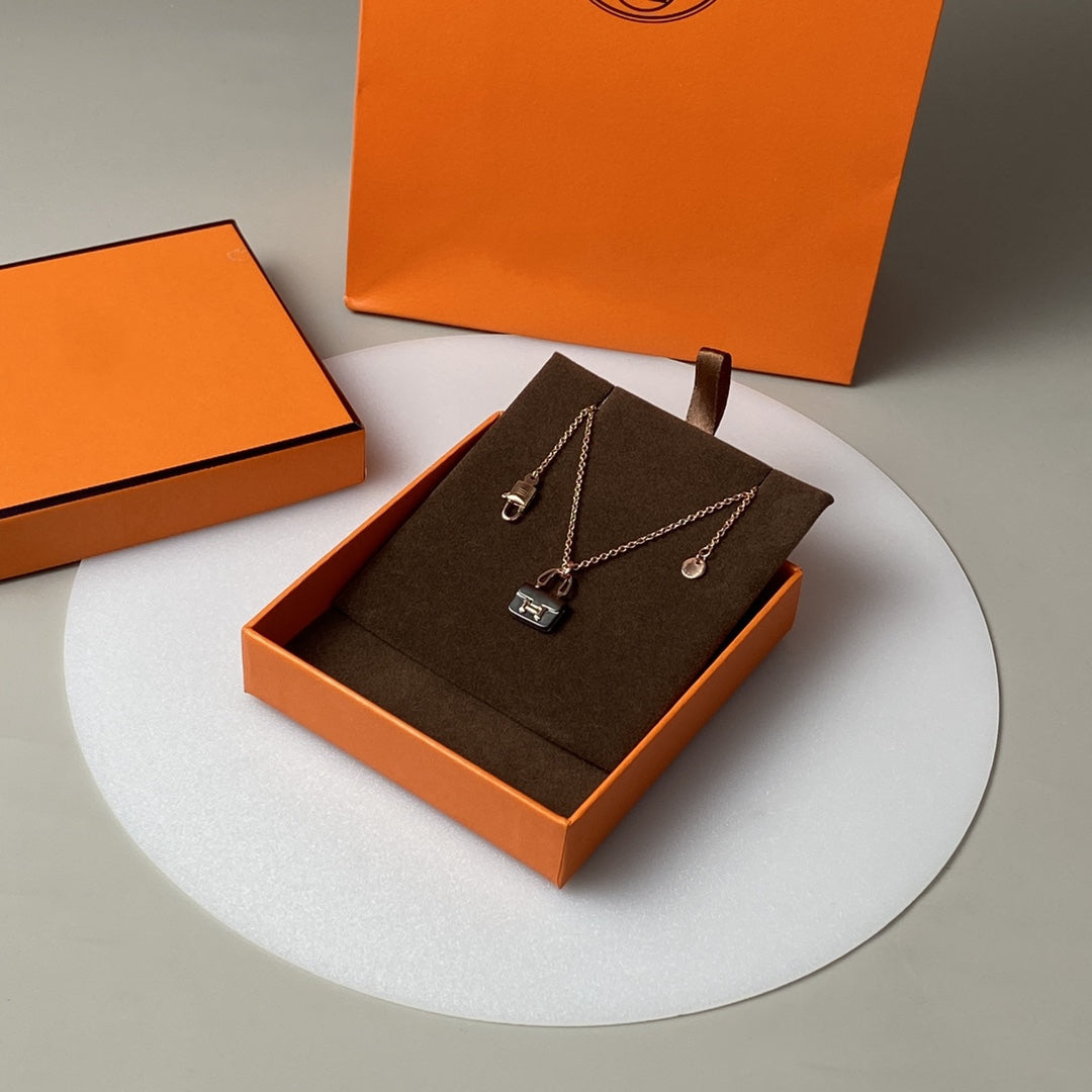 CONSTANCE BLACK PEDANT ROSE GOLD NECKLACE
