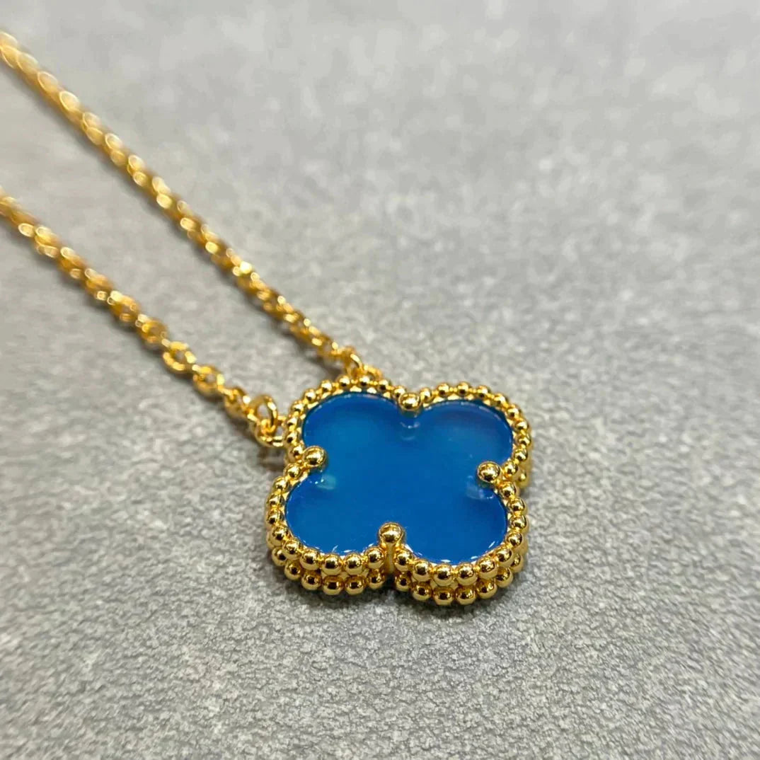 COLLIER EN AGATE BLEUE TRÈFLE 15 MM