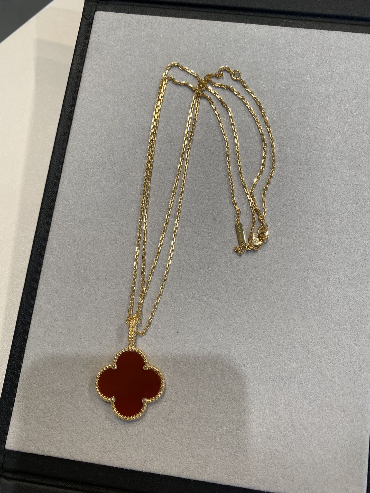 CLOVER 25MM NECKLACE GOLD CARNELIAN