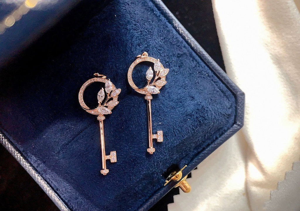 VICTORIA  DIAMOND ROSE GOLD VINE CIRCLE KEY NECKLACE