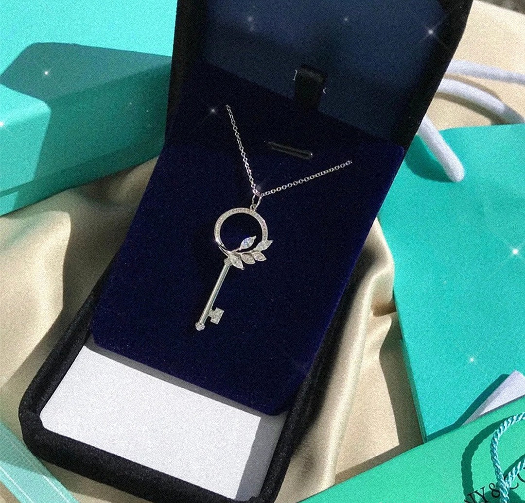VICTORIA  DIAMOND ROSE GOLD VINE CIRCLE KEY NECKLACE