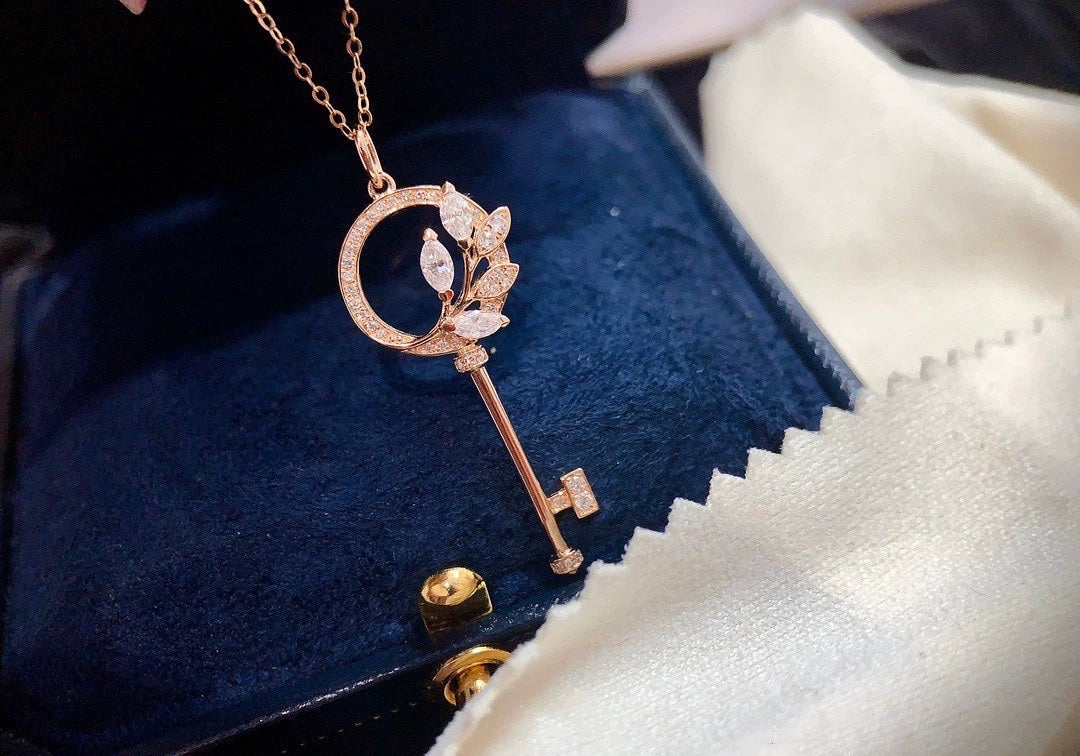 VICTORIA  DIAMOND ROSE GOLD VINE CIRCLE KEY NECKLACE