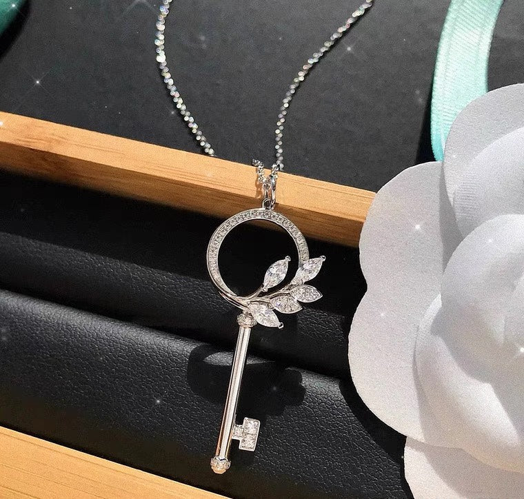 VICTORIA  DIAMOND ROSE GOLD VINE CIRCLE KEY NECKLACE