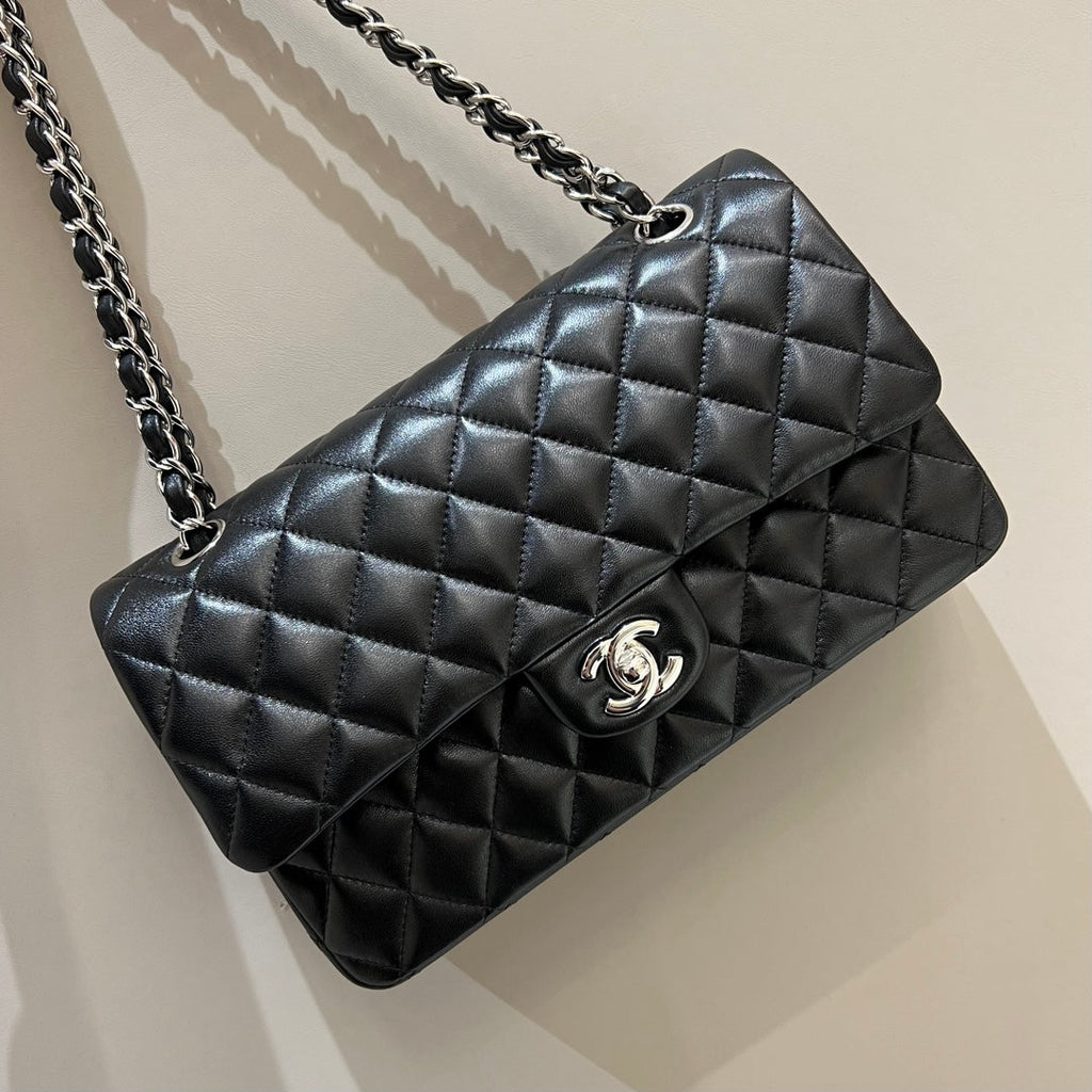 SAC À RABAT 25 CM QUINCAILLERIE ARGENTÉE CUIR D'AGNEAU NOIR