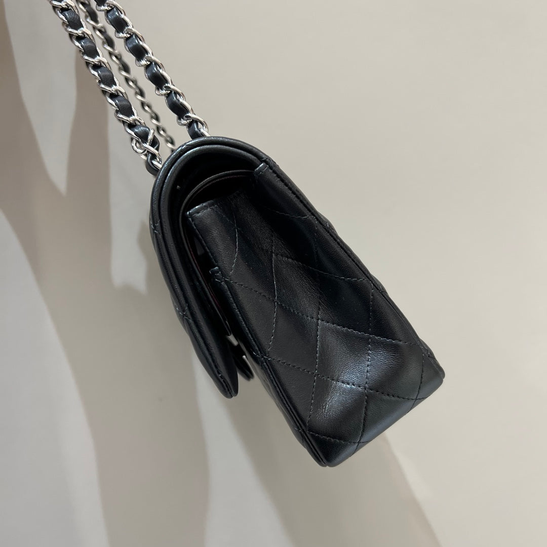 SAC À RABAT 25 CM QUINCAILLERIE ARGENTÉE CUIR D'AGNEAU NOIR
