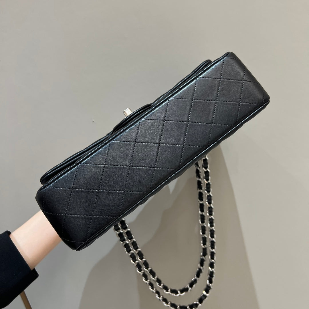 SAC À RABAT 25 CM QUINCAILLERIE ARGENTÉE CUIR D'AGNEAU NOIR