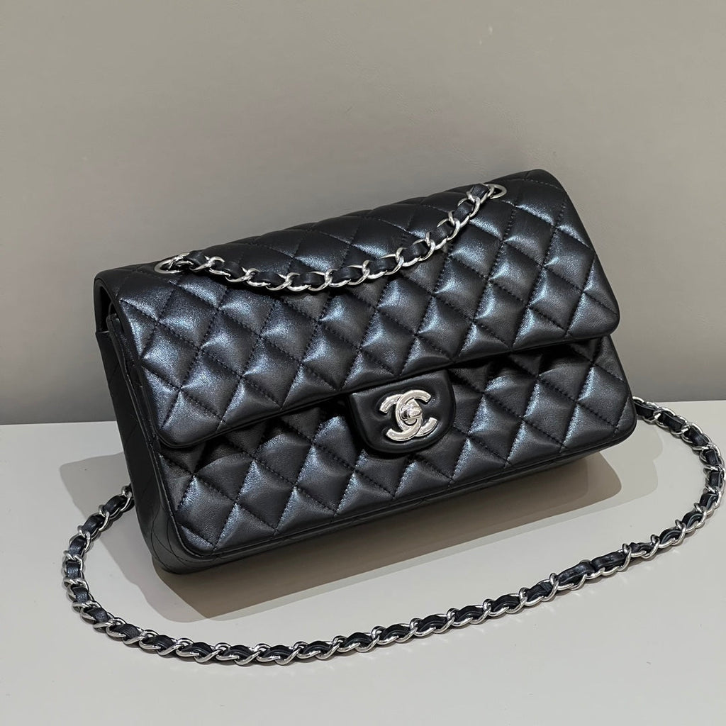 SAC À RABAT 25 CM QUINCAILLERIE ARGENTÉE CUIR D'AGNEAU NOIR