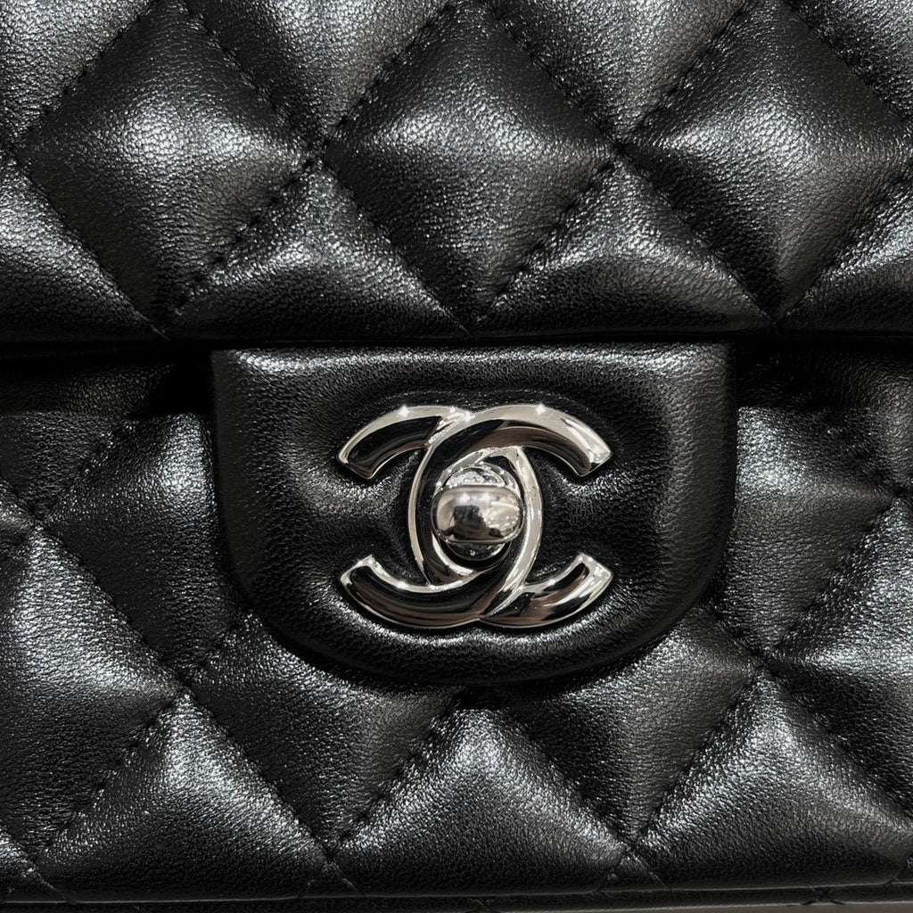 SAC À RABAT 25 CM QUINCAILLERIE ARGENTÉE CUIR D'AGNEAU NOIR