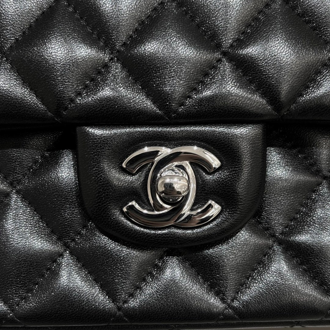 SAC À RABAT 25 CM QUINCAILLERIE ARGENTÉE CUIR D'AGNEAU NOIR