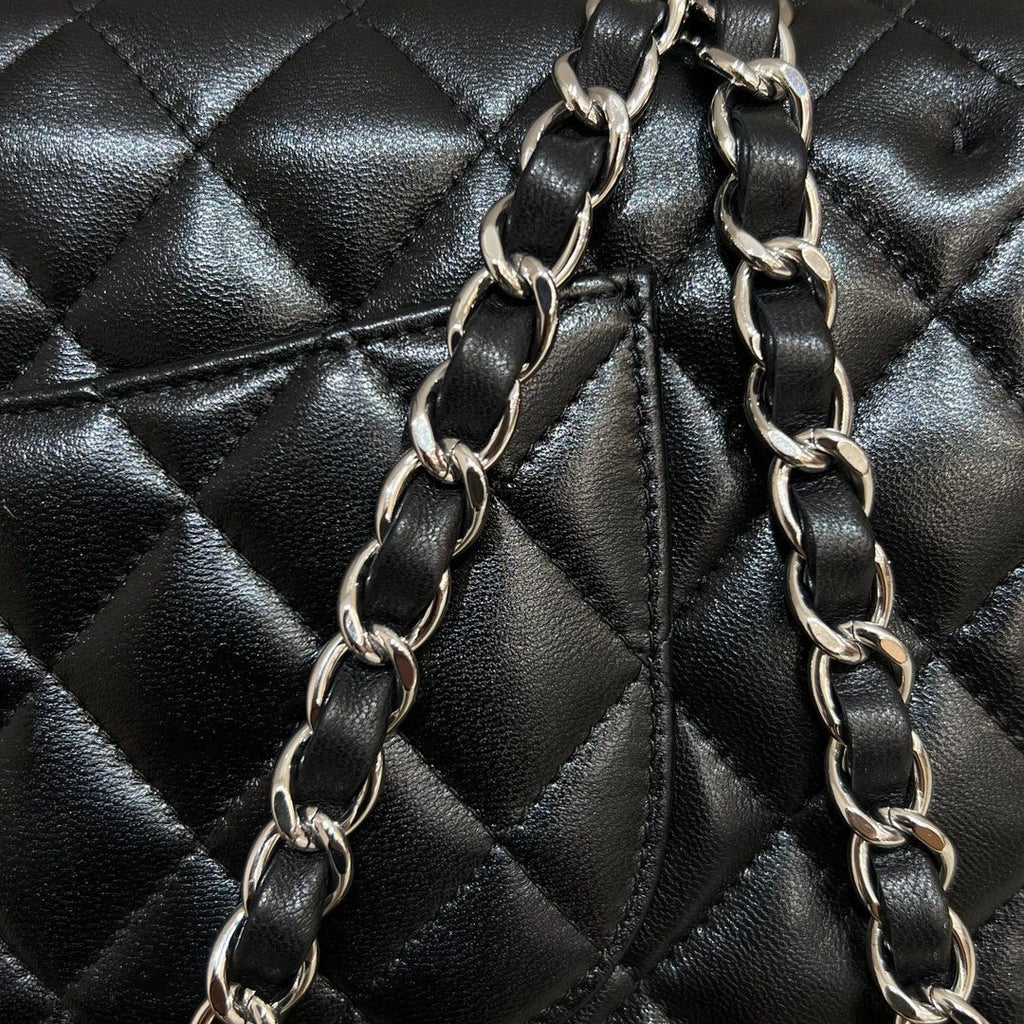 SAC À RABAT 25 CM QUINCAILLERIE ARGENTÉE CUIR D'AGNEAU NOIR