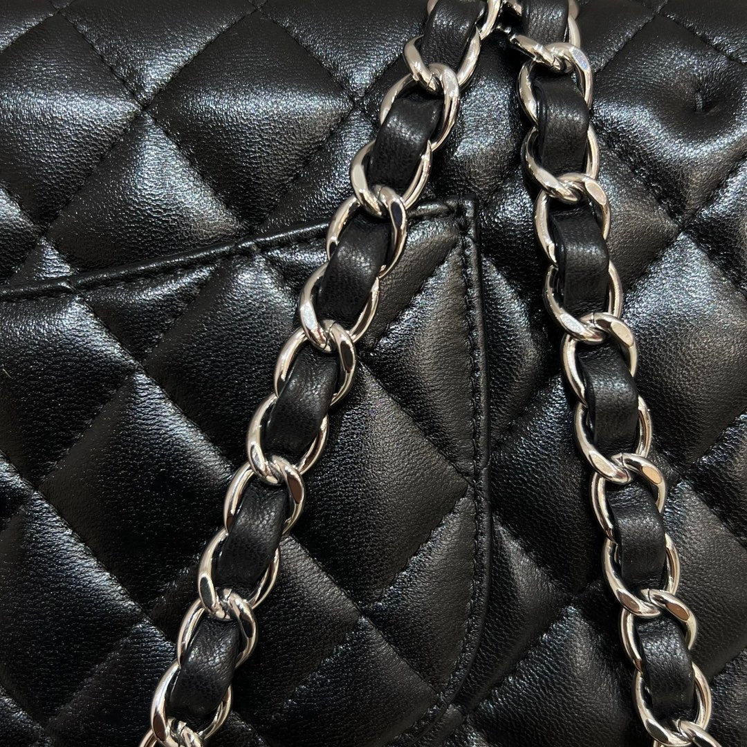 SAC À RABAT 25 CM QUINCAILLERIE ARGENTÉE CUIR D'AGNEAU NOIR