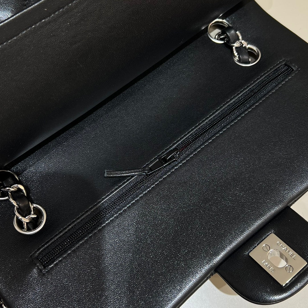 SAC À RABAT 25 CM QUINCAILLERIE ARGENTÉE CUIR D'AGNEAU NOIR