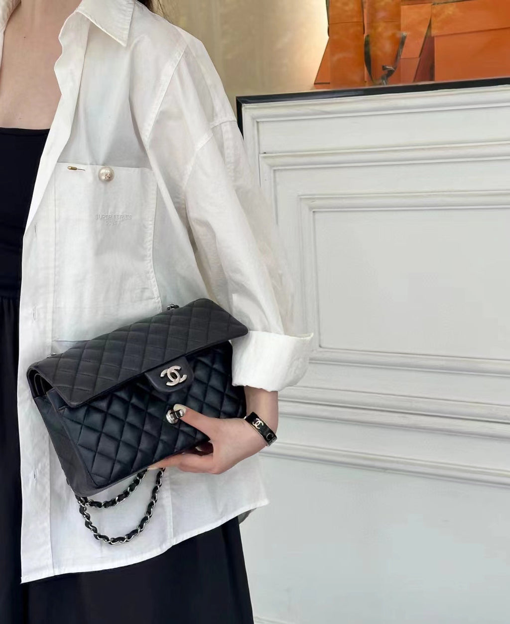SAC À RABAT 25 CM QUINCAILLERIE ARGENTÉE CUIR D'AGNEAU NOIR