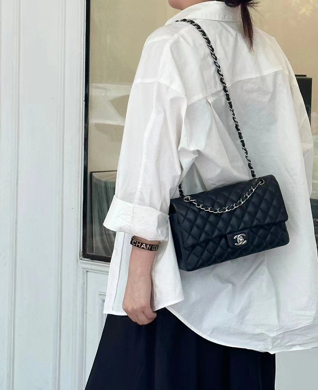 SAC À RABAT 25 CM QUINCAILLERIE ARGENTÉE CUIR D'AGNEAU NOIR