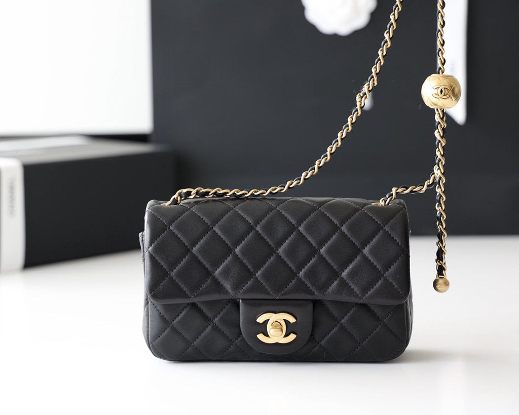 SAC À RABAT 20 CM QUINCAILLERIE DORÉE CUIR D'AGNEAU NOIR