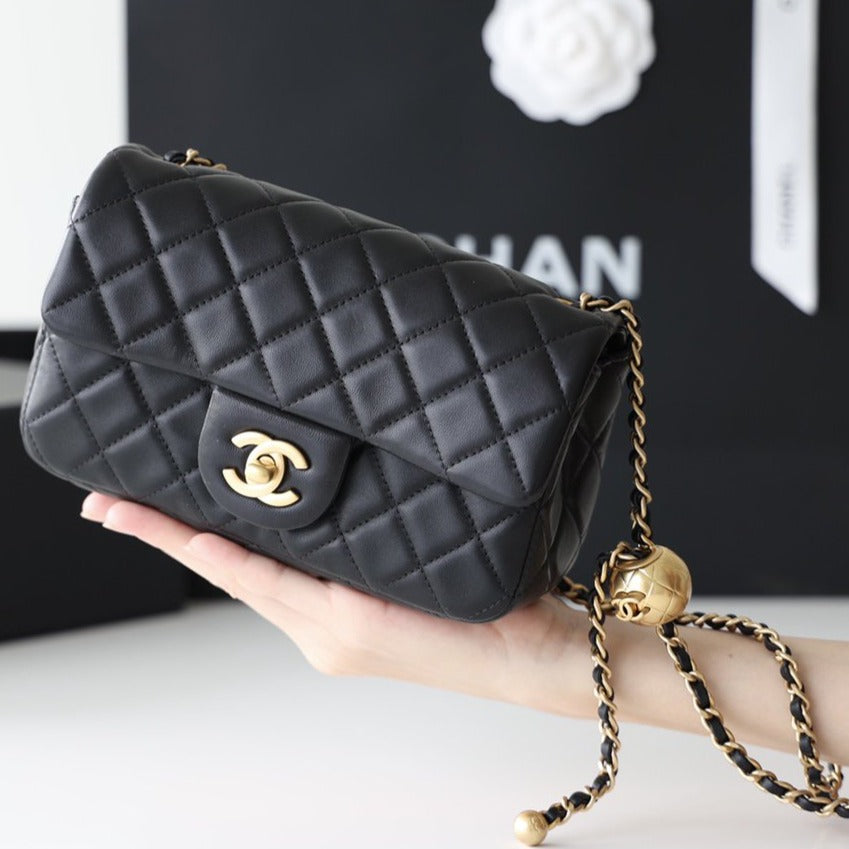 SAC À RABAT 20 CM QUINCAILLERIE DORÉE CUIR D'AGNEAU NOIR