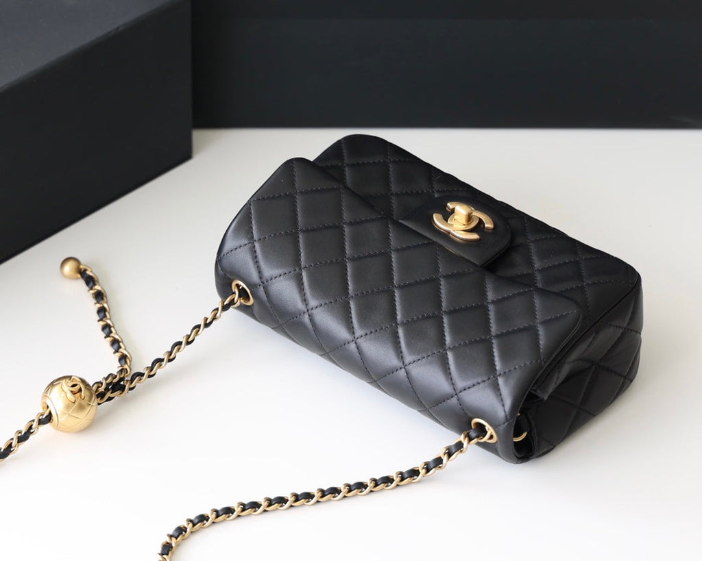 SAC À RABAT 20 CM QUINCAILLERIE DORÉE CUIR D'AGNEAU NOIR