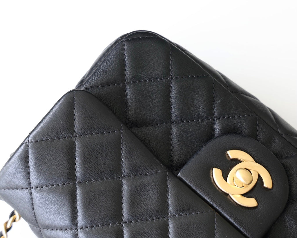 SAC À RABAT 20 CM QUINCAILLERIE DORÉE CUIR D'AGNEAU NOIR