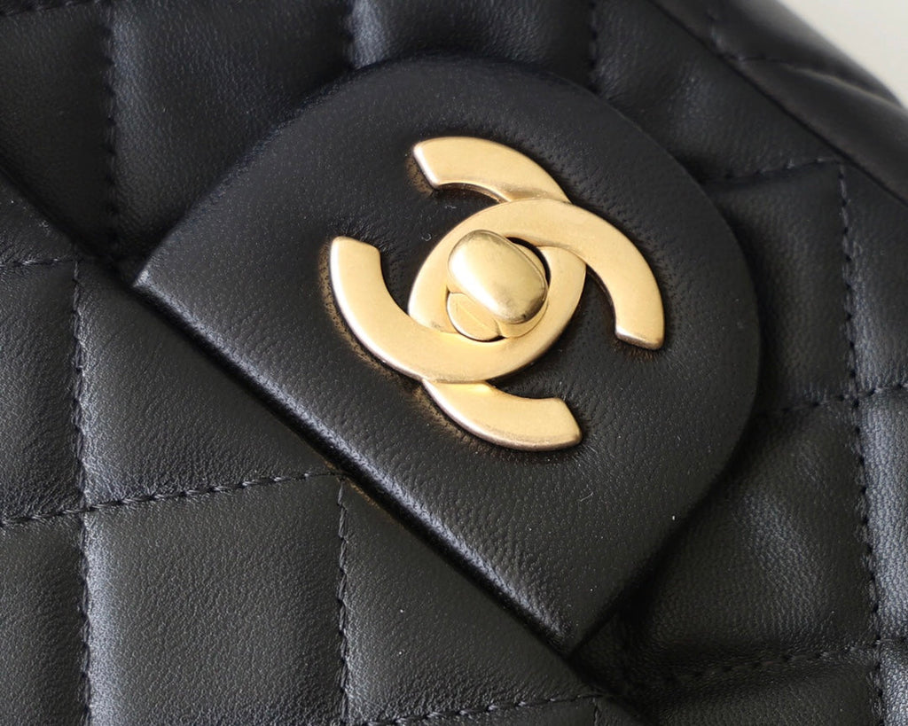 SAC À RABAT 20 CM QUINCAILLERIE DORÉE CUIR D'AGNEAU NOIR