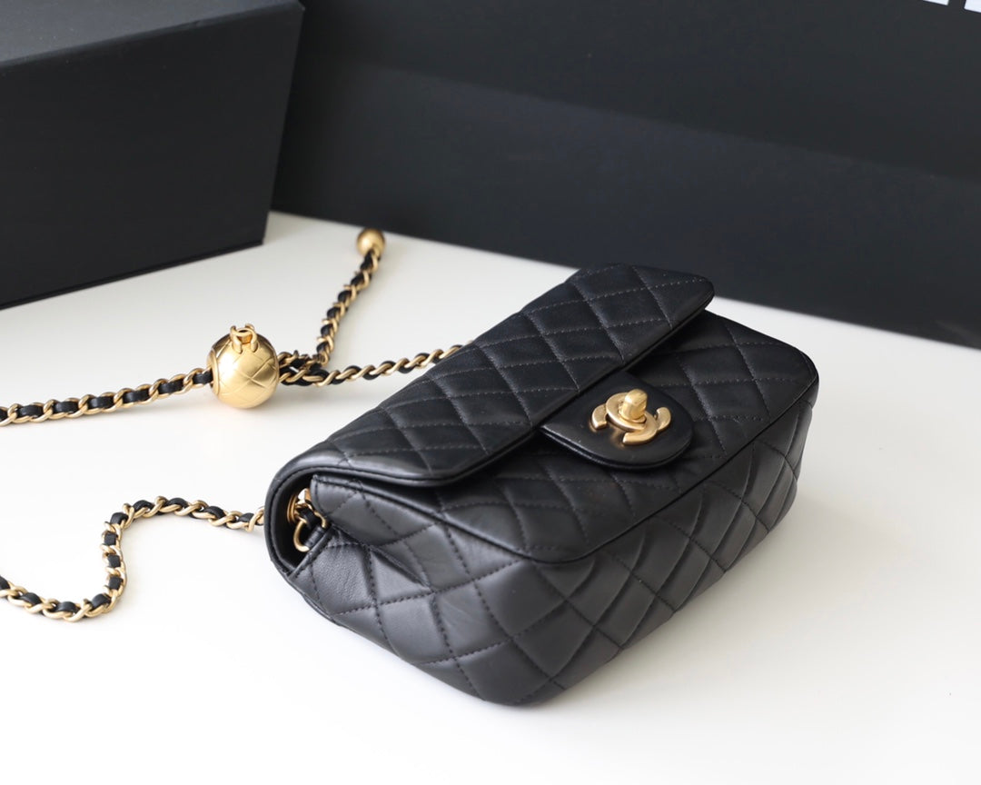 SAC À RABAT 20 CM QUINCAILLERIE DORÉE CUIR D'AGNEAU NOIR