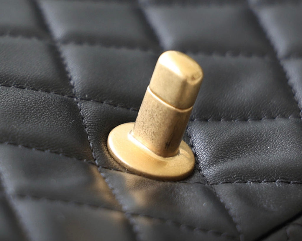 SAC À RABAT 20 CM QUINCAILLERIE DORÉE CUIR D'AGNEAU NOIR