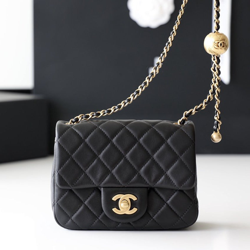 SAC À RABAT 17 CM QUINCAILLERIE DORÉE CUIR D'AGNEAU NOIR
