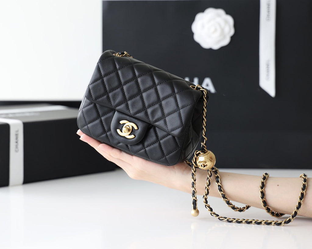 SAC À RABAT 17 CM QUINCAILLERIE DORÉE CUIR D'AGNEAU NOIR
