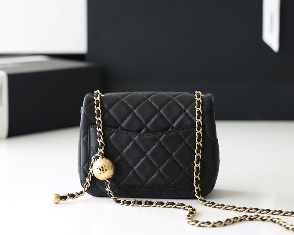 SAC À RABAT 17 CM QUINCAILLERIE DORÉE CUIR D'AGNEAU NOIR