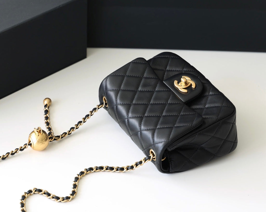 SAC À RABAT 17 CM QUINCAILLERIE DORÉE CUIR D'AGNEAU NOIR