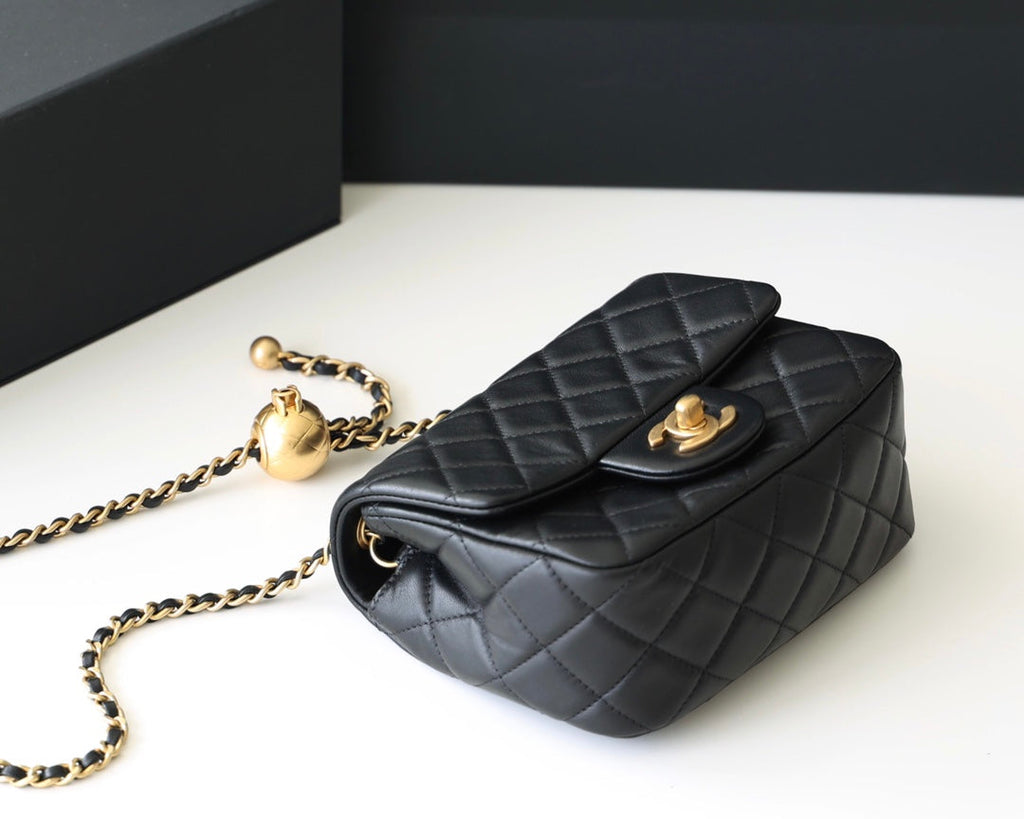SAC À RABAT 17 CM QUINCAILLERIE DORÉE CUIR D'AGNEAU NOIR