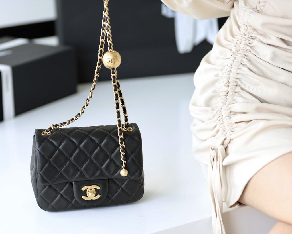 SAC À RABAT 17 CM QUINCAILLERIE DORÉE CUIR D'AGNEAU NOIR