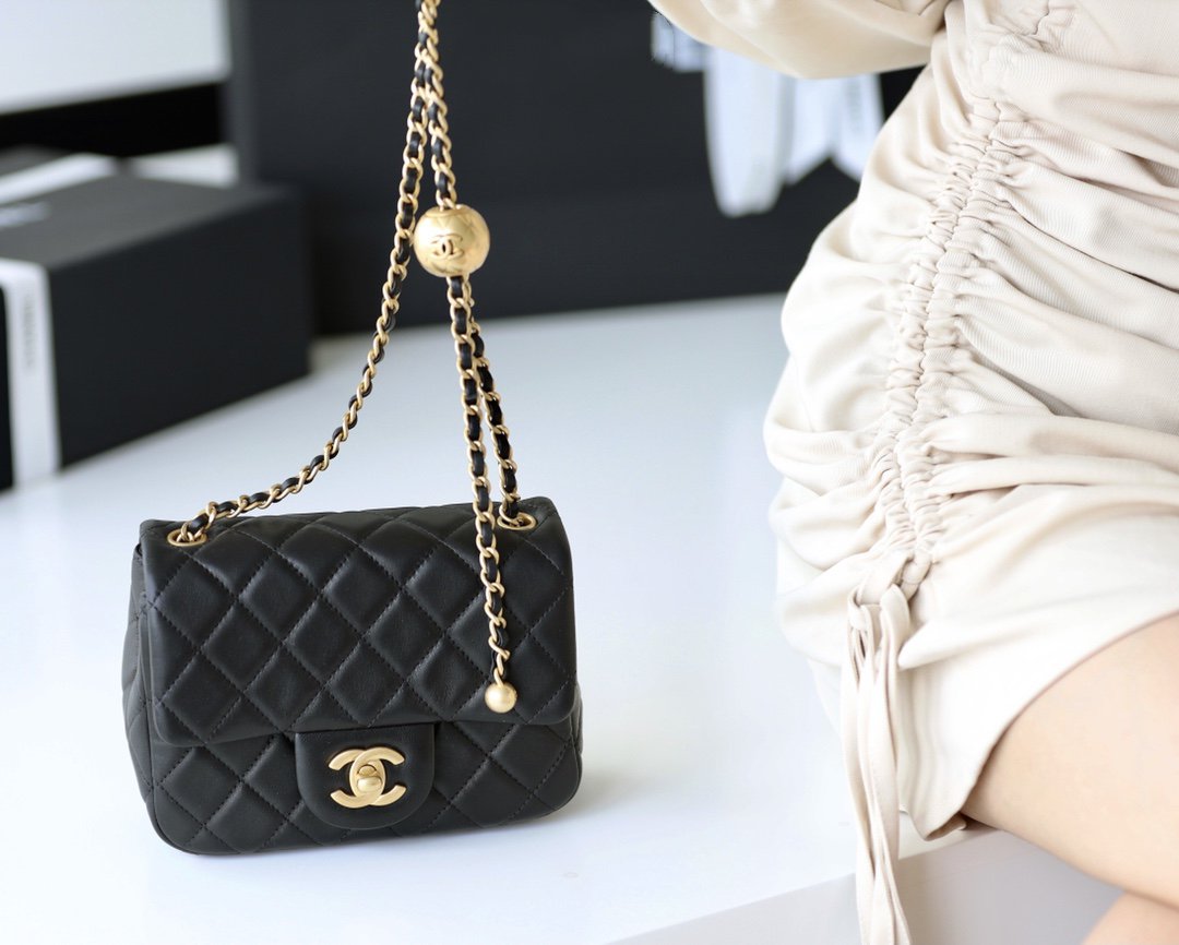 SAC À RABAT 17 CM QUINCAILLERIE DORÉE CUIR D'AGNEAU NOIR