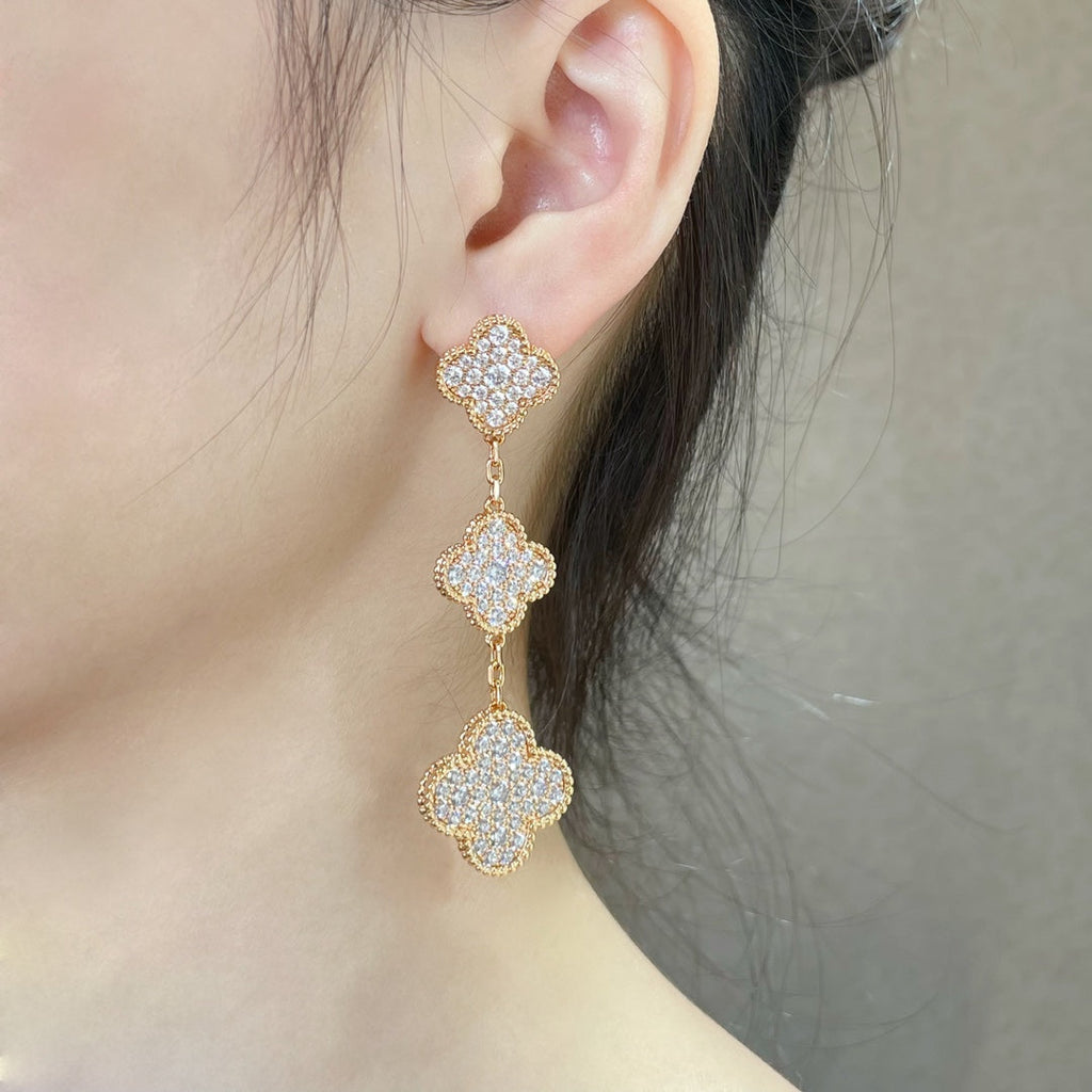 BOUCLES D'OREILLES EN OR ROSE PAVÉ DE DIAMANTS À 3 MOTIFS CLOVER
