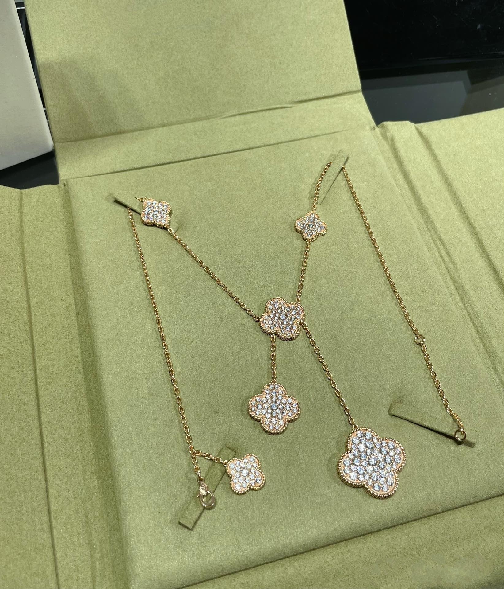 クローバー 6モチーフ ダイヤモンドパヴェネックレス