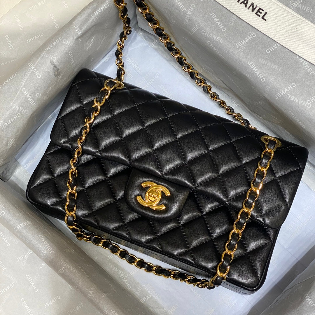 SAC À RABAT 23 CM EN CUIR D'AGNEAU NOIR QUINCAILLERIE DORÉ
